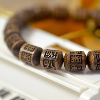 VÒNG TAY GỖ ĐÀN HƯƠNG XANH 15mm KHẮC LỤC TỰ OM MANI TIẾNG TRUNG LỜI NGUYỆN CẦU HẠNH PHÚC