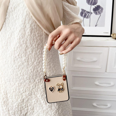 Ốp Lưng Da Cho Samsung Galaxy Z Flip 6 / Z Flip 5 Hình Chú Gấu Kèm Dây Ngọc Trai Ngắn - BUM STORE GALAXY CASE