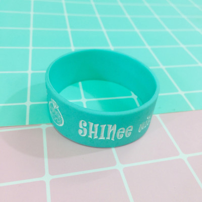 VÒNG TAY. LẮC TAY CAO SU BẢN TO CÁ TÍNH KPOP COMBO 2 VÒNG MÀU KHÁC NHAU 