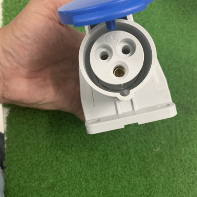 Ổ cắm công nghiệp PKF16W423 Schneider 16A, 2P+E