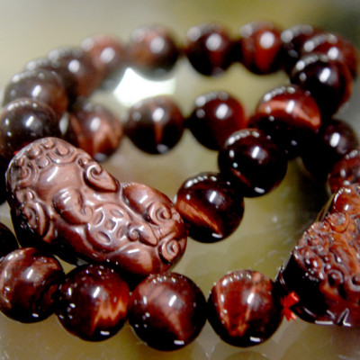 Vòng tay chuỗi đá phong thủy mắt hổ đỏ tỳ hưu