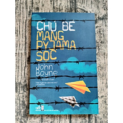 CHÚ BÉ MANG PYJAMA SỌC (TB 2023)