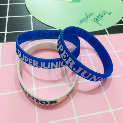 VÒNG TAY. LẮC TAY CAO SU SUPERJUNIOR KPOP COMBO 2 CÁI XANH TRẮNG