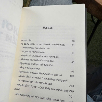(Bìa cứng) KHƠI DẬY TIỀM THỨC - Hành trình khai phá bản ngã, vượt lên giới hạn bản thân – Waka 