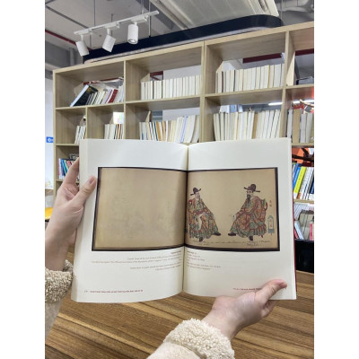 Sách Nghệ Thuật Minh Họa Áo Mũ Thời Nguyễn Đầu Thế Kỷ XX - Alphabooks - BẢN QUYỀN