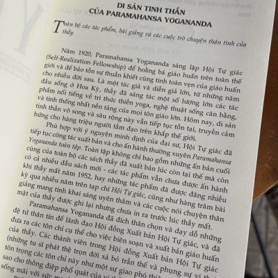 (Tái bản 2022) TỰ TRUYỆN CỦA MỘT YOGI -  Paramahansan Yogananda - Thiên Nga dịch - Nhã Nam - NXB Dân Trí (bìa mềm) 