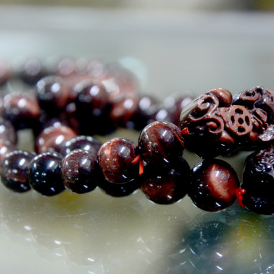 Vòng tay chuỗi đá phong thủy mắt hổ đỏ tỳ hưu