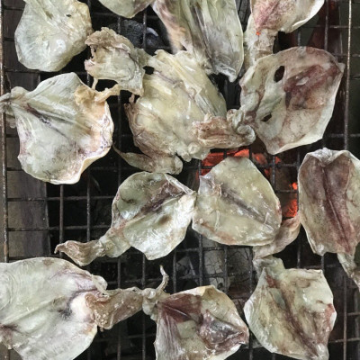 Mực Rim Me đã chế biến ăn liền hộp 1kg là món ăn ngon ơi là ngon của shop Đặc Sản Biển Phan Thiết NGỌC DŨNG. Hạn sử dụng 6 tháng kể từ ngày đặt hàng