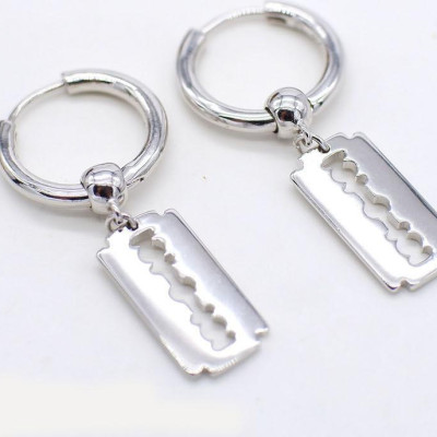 Đôi bông tai thiết kế dao tem số lượng có hạn  