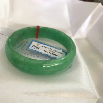 Vòng Tay Nữ Đá Ngọc Cẩm Thạch Tự Nhiên Bản Hẹ Sịn Đậu Lý Sao Ni 48mm Cao 12mm Dầy 6mm đã kiểm định kèm giấy chứng nhận P No 185034 Màu Xanh ngọc lý tươi bóng đều đẹp nữ tay nhỏ 35kg - 48kg ạ 