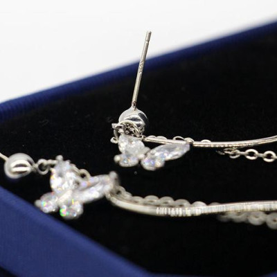 Bông tai cánh bướm đính đá dáng dài cong cong nữ tính