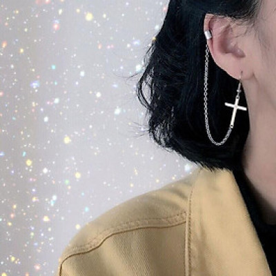 Bông tai chữ thập xỏ lỗ kẹp vành thu hút mọi ánh nhìn