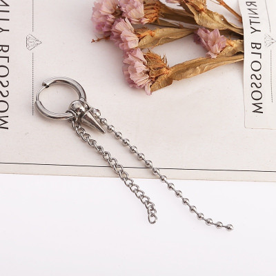 Bông tai nam nữ đinh giữa phong cách rock