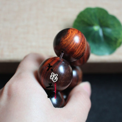 Set Vòng đeo tay Gỗ Sưa đỏ tự nhiên, kèm hộp đựng lót lụa