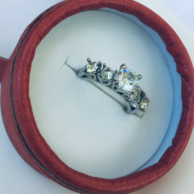 Combo Nhẫn cặp phong cách Châu Âu, Màu Bạch kim đính đá, kiểu dáng kim cương, kèm hộp đựng lót nỉ