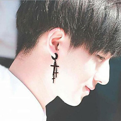 Khuyên tai chữ thập đen bí ẩn manly