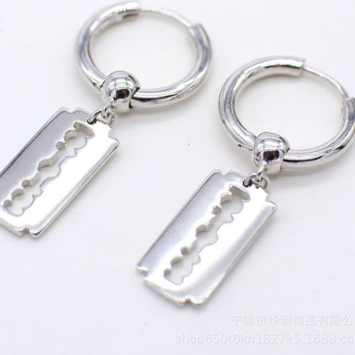 Bông tai thiết kế dao tem cực độc