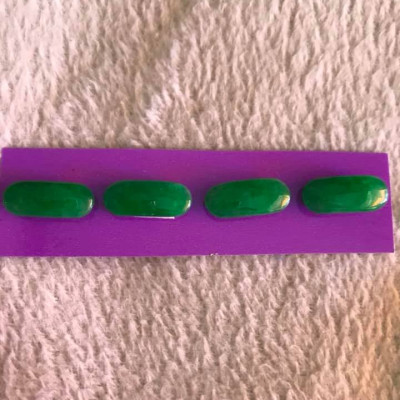 BỘ MẶT YÊN NGỰA GỒM  4 VIÊN ĐÁ CẨM THẠCH XANH LÁ TƯƠI Size 19mmx8mmx3mm NỮ LÊN LẮC TAY ĐEO ĐẸP Ạ