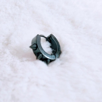 Bong tai nam titant gai đen