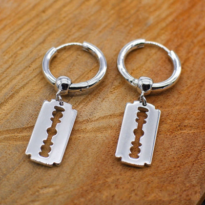 Bông tai thiết kế dao tem cực độc