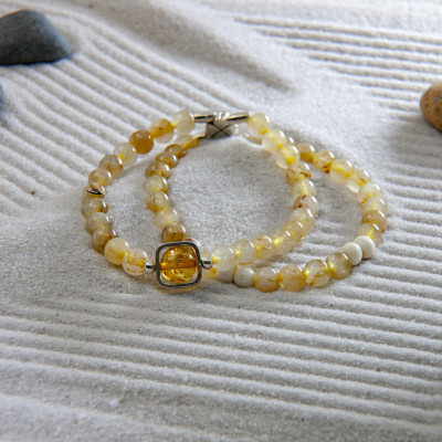 Vòng tay phong thủy Thạch anh tóc vàng mix hổ phách thiên nhiên mạng Thổ - Kim VT071