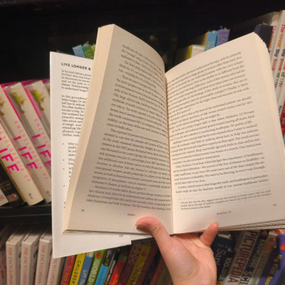 Sách - Outlive: The Science and Art of Longevity by Peter Attia - Sách tiếng anh, bìa cứng