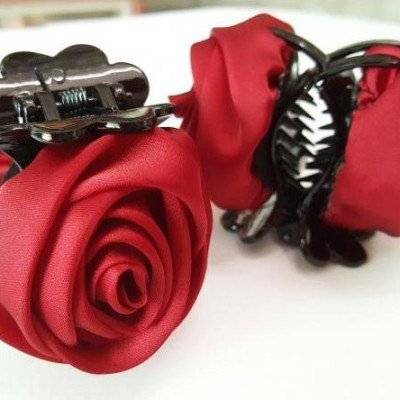 Kẹp tóc càng cua hoa hồng vải lụa nhiều màu sang trọng