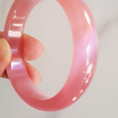 Vòng tay nữ đá mắt mèo hồng bản hẹ mới Ni 53mm x cao 13mm x dầy 7mm nữ 50kg - 57kg đeo màu hồng hồng nhẹ xinh tươi đẹp rẻ lắm chuẩn hợp nữ mệnh hỏa mệnh thổ ạ