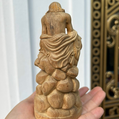Tượng đạt ma sư tổ cưỡi lân ,bằng gỗ bách xanh kt cao 15×8×8cm