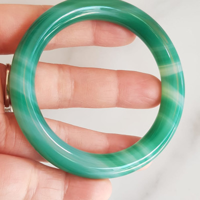 Vòng tay đá mã não xanh vân sọc trắng nhẹ mới Ni 53mm x cọng 9mm Vòng màu xanh ngọc đậm đều vân sọc đẹp ạ Nữ 52kg - 58kg đeo mệnh Mộc hỏa thủy ạ