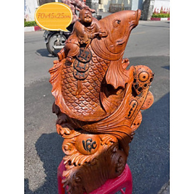 Tượng gỗ mỹ nghệ cá chép to vẫy đuôi trên cây như ý tài có chữ Lộc cõng chú tiểu nắm giữ đồng tiền tam phúc Gỗ cẩm vàng đẹp Size Cao 70cm x Ngang 45cm x Sâu 25cm Anh Chị trưng phòng khách đẹp sang Cá Chép tượng trưng cho tiền tài lộc vào ạ