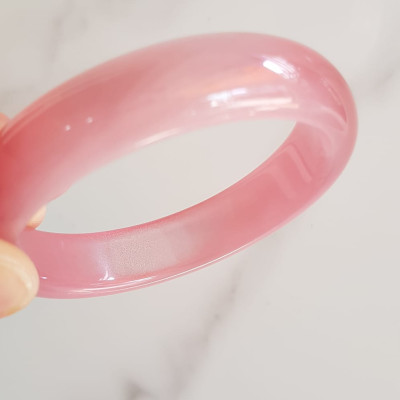 Vòng tay nữ đá mắt mèo hồng bản hẹ mới Ni 53mm x cao 13mm x dầy 7mm nữ 50kg - 57kg đeo màu hồng hồng nhẹ xinh tươi đẹp rẻ lắm chuẩn hợp nữ mệnh hỏa mệnh thổ ạ