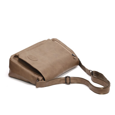 Túi đeo chéo nam kiểu dáng mới - BEE GEE DCN9402