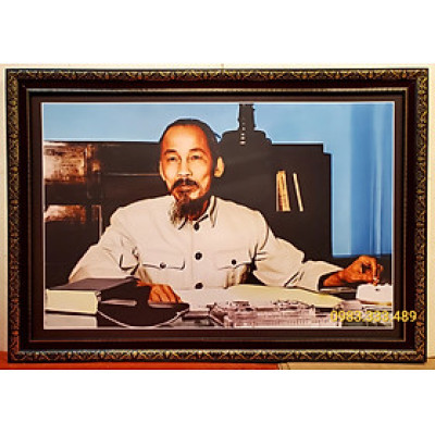 Ảnh gốc in dầu - Bác Hồ ngồi làm việc