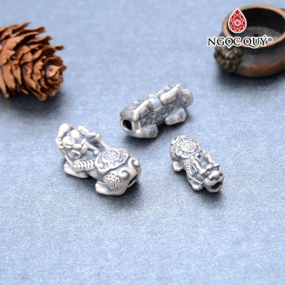 Charm tỳ hưu xỏ ngang họa tiết chữ tài lộc - Ngọc Quý Gemstones