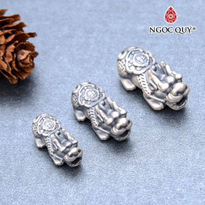 Charm tỳ hưu xỏ ngang họa tiết chữ tài lộc - Ngọc Quý Gemstones