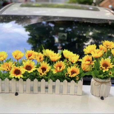 Hoa hướng dương, bình hoa cắm sẵn và chậu hàng rào hoa giả trang trí
