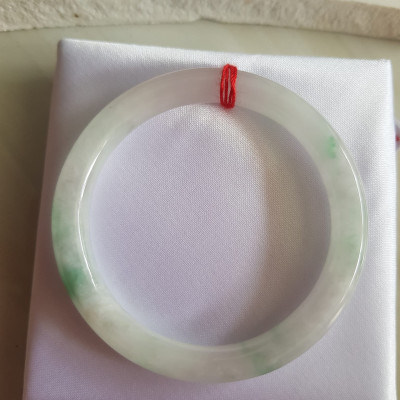 Vòng đeo tay Nữ đá cẩm thạch tự nhiên T Lý Size 49mm x cọng 7mm Màu trắng sáng bóng xanh lý 3 chỗ đều quanh vòng rất đẹp Nữ cân Nặng 40kg-49kg đeo đẹp ạ