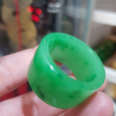 Nhẫn Càn Long Nam Xanh Ngọc Đẹp Ni TO 23mm x bản vuông cao 17mm x dầy 3mm Chất liệu Đá Cẩm Thạch Tự nhiên màu Xanh lá Hy Vọng Tươi quá đẹp chuẩn Hợp Nam mệnh Mộc Mệnh Hỏa đeo Ni 23mm lọt lòng ngón giữa ngón cái ạ