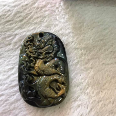 Mặt DÂY CHUYỀN RỒNG LƯỢN NGẬM CHÂU ĐÁ MẮT HỔ ĐEN XANH ÁNH VÀNG NHẸ TỰ NHIÊN  SIZE DÀI 44MM X NGANG 29MM X DẦY 8MM  NAM MỆNH THỦY MỆNH MỘC