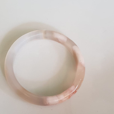 Vòng tay Nữ Bản Hẹ Mới Đá Mã Não Trắng Tuyết rau câu trong bóng quá đẹp luôn ạ Vòng Ni 53mm  x Cao 10mm x dầy 6,5mm Nữ mệnh Kim mệnh Thủy Cân nặng 52kg - 55kg đeo xinh tay đẹp lắm ạ