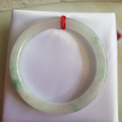 Vòng đeo tay Nữ đá cẩm thạch tự nhiên T Lý Size 49mm x cọng 7mm Màu trắng sáng bóng xanh lý 3 chỗ đều quanh vòng rất đẹp Nữ cân Nặng 40kg-49kg đeo đẹp ạ