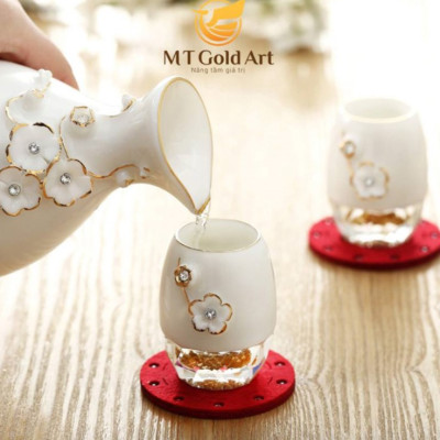 Bộ Bình Ly Sứ Pha lê Swarovski Đúc Vàng Lá hoạ tiết hoa mai MT Gold Art- Hàng chính hãng, trang trí nhà cửa, quà tặng dành cho sếp, đối tác, khách hàng.