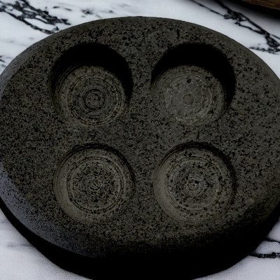 Khay đá đựng khăn nén 4 lỗ (gồm 2 lỗ đựng khăn & 2 lỗ đựng nước) sử dụng cho 2 khách. Được sử dụng trong nhà hàng sushi