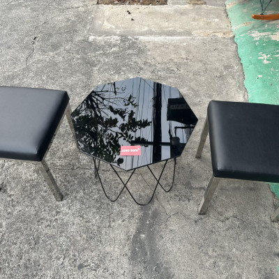 (GIẢM SÂU) Bộ ghế ngồi chờ chân inox, nệm ngồi bọc da 45 x 45 x 45 cm Juno Sofa tặng kèm bàn trà kính Phi 60 cm x cao 45 cm