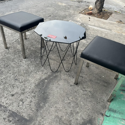 (GIẢM SÂU) Bộ ghế ngồi chờ chân inox, nệm ngồi bọc da 45 x 45 x 45 cm Juno Sofa tặng kèm bàn trà kính Phi 60 cm x cao 45 cm