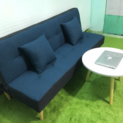 Ghế sofa bed, sofa giường xanh viền đen bố và bàn tròn GvsB