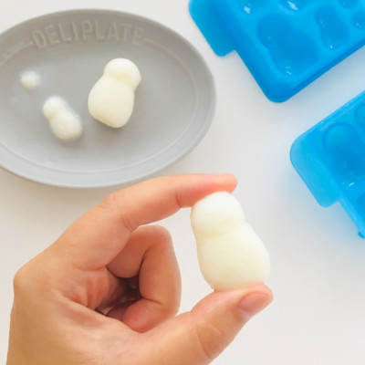 Combo 01 Khay nhựa làm đá hình người tuyết Kokubo DeLijoy + 01 Cốc nhựa uống nước nắp mềm Yamada G&B có chỗ cắm ống hút tiện lợi- Made in Japan