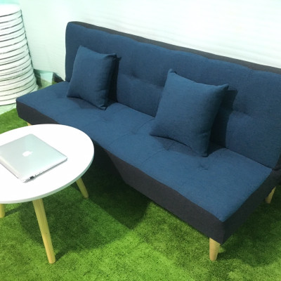 Ghế sofa bed, sofa giường xanh viền đen bố và bàn tròn GvsB