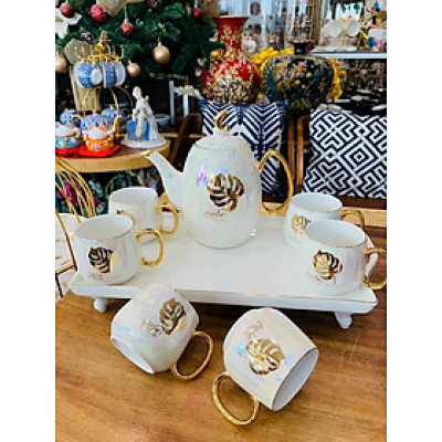 BỘ ẤM CHÉN KÈM KHAY CÓ CHÂN SỨ XƯƠNG CAO CẤP MÀU TRẮNG ÁNH TRAI HỌA TIẾT LÁ VÀNG ( GIAO HỌA TIẾT NGẪU NHIÊN )- VD714